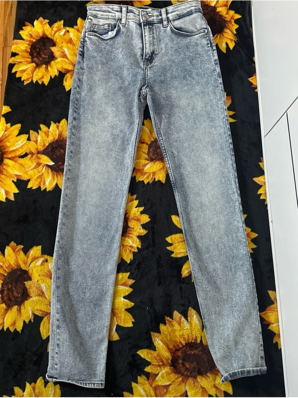 H&M Women’s Skinny Jeans in Light Gray Acid Wash